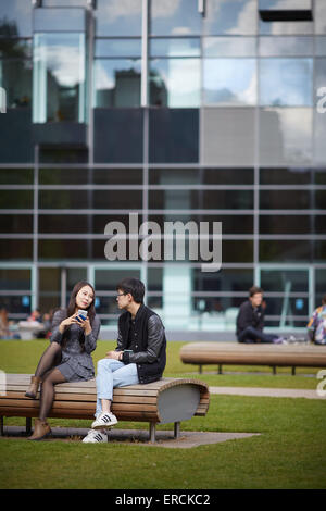 Manchester University asiatische Studenten Chat zwischen den Unterrichtsstunden auf dem Gelände der Universität Architekt Eigenschaft Eigenschaften bui Stockfoto