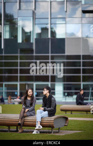 Manchester University asiatische Studenten Chat zwischen den Unterrichtsstunden auf dem Gelände der Universität Architekt Eigenschaft Eigenschaften bui Stockfoto