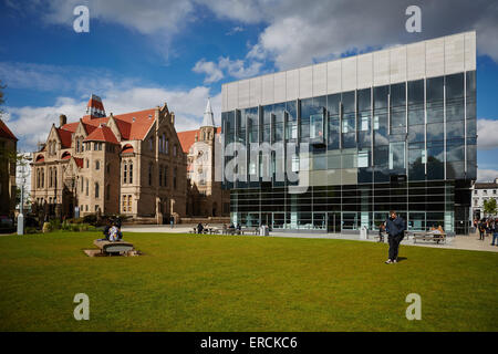 Manchester University asiatische Studenten Chat zwischen den Unterrichtsstunden auf dem Gelände der Universität Architekt Eigenschaft Eigenschaften bui Stockfoto