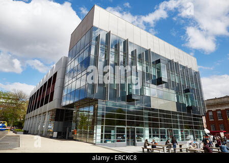 Manchester University asiatische Studenten Chat zwischen den Unterrichtsstunden auf dem Gelände der Universität Architekt Eigenschaft Eigenschaften bui Stockfoto