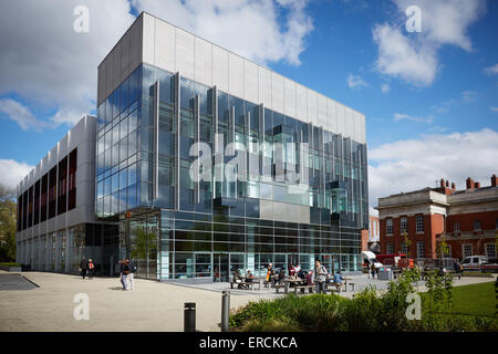 Manchester University asiatische Studenten Chat zwischen den Unterrichtsstunden auf dem Gelände der Universität Architekt Eigenschaft Eigenschaften bui Stockfoto