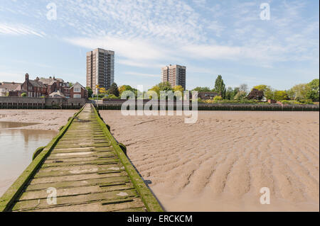 Attraktive Skyline von Belvedere und Erith von Themse mit high-Rise Wohnblöcke Stockfoto