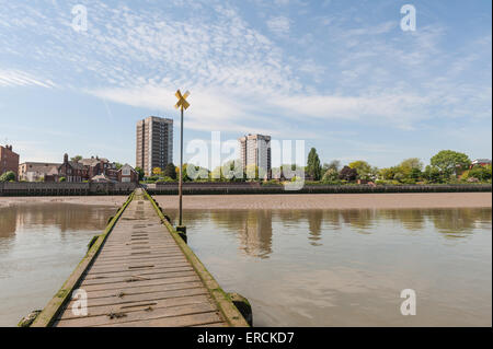 Attraktive Skyline von Belvedere und Erith von Themse mit high-Rise Wohnblöcke Stockfoto