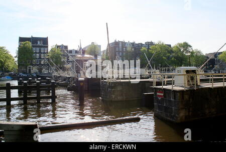 Amstelsluizen (Amstel sperren oder Schleuse Komplex) am Fluss Amstel, historischen Zentrum von Amsterdam, Niederlande Stockfoto