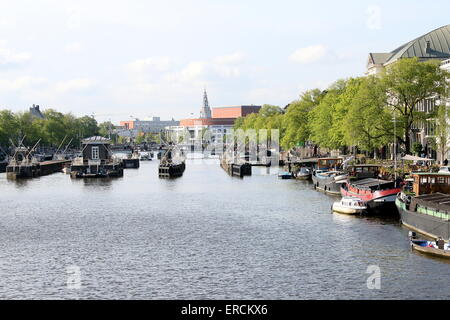 Amstel Fluss mit Blick auf Amstelsluizen & Magere Brug, Stadtzentrum von Amsterdam, Niederlande. Royal Theater Carré rechts Stockfoto
