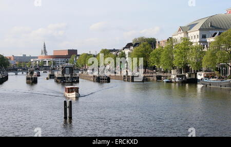 Amstel Fluss mit Blick auf Amstelsluizen & Magere Brug, Stadtzentrum von Amsterdam, Niederlande. Royal Theater Carré rechts Stockfoto