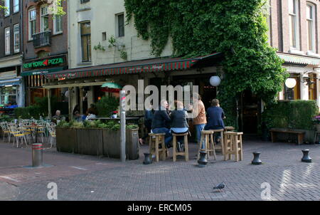 Amsterdam-Einheimische genießen das Leben auf der Terrasse bei Gerard Douplein, Bezirk de Pijp, Amsterdam Stockfoto