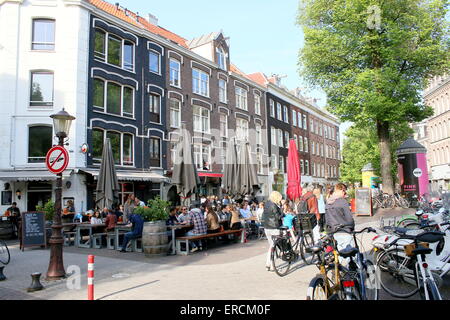 Menschen Essen und trinken an einem Sommerabend in gemütlichen Gerard Douplein, Bezirk de Pijp, Amsterdam Stockfoto