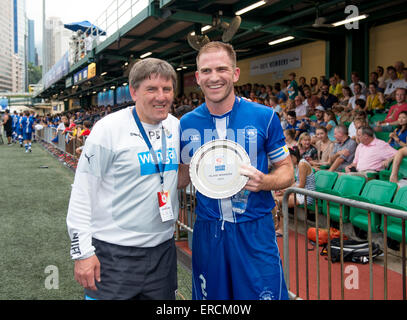 Hong Kong, China. 31. Mai 2015. Peter Beardsley gratuliert Hong Kong Football Club Kapitän nach dem Sieg der 7 Platte. Hong Kong Citibank Soccer 7 2015 Credit: Jayne Russell/Alamy Live-Nachrichten Stockfoto