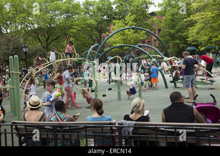 Nachbarschaft Spielplatz ist überfüllt mit Familien und Kindern an einem warmen Frühlingstag in Park Slope, Brooklyn, NY. Stockfoto