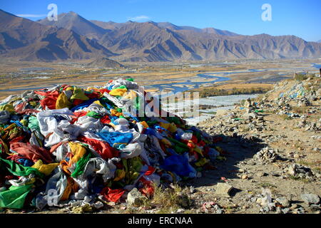 Ausgefranste buddhistische Gebetsfahnen winken in den Wind in den Nachan La-Pass auf ms.high über das Flusstal des Kyichu-Lhasa, die ne Stockfoto