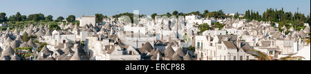 Panoramablick von der Trulli Bezirk von Rione Monti in Alberobello, Apulien, Italien Stockfoto