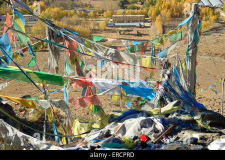 Ausgefranste buddhistische Gebetsfahnen winken in den Wind in den Nachan La-Pass auf ms.high über das Flusstal des Kyichu-Lhasa, die ne Stockfoto