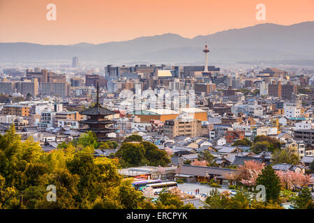 Kyoto, Japan Stadt Skyline in der Abenddämmerung. Stockfoto