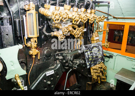 Die Bedienelemente in der Fußplatte des Zuges eines alten Dampflokomotive im Osaka Transport Museum. Goldbeschlabte Drehventile und andere Bedienelemente. Stockfoto