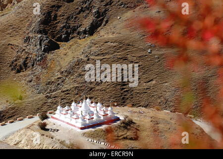 Satz von kleinen weißen Stupas auf dem Weg hinauf zum Kloster Drak Yerpa thront auf den Hang des Berges mit Blick nach Süden. Stockfoto