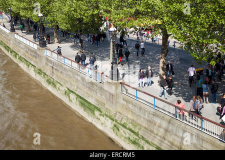 Menschen zu Fuß Promenade South Bank in London UK Stockfoto