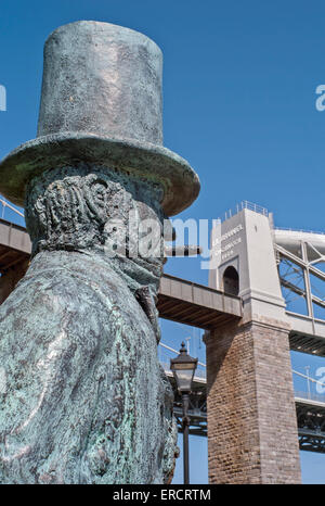 Statue von Isambard Kingdom Brunel, Saltash am Flussufer Royal Albert Bridge im Hintergrund Stockfoto