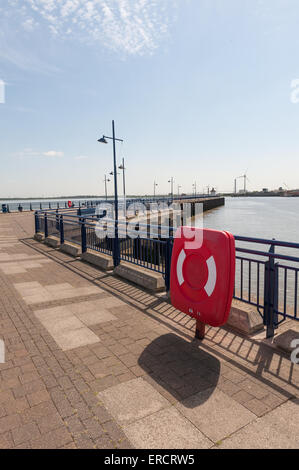 Fluss Themse längste Pier in Erith, einst das Zuhause einer Eisenbahn regeneriert nun mit QEII Brücke in der Nähe, Thames Gateway-Projekt Stockfoto