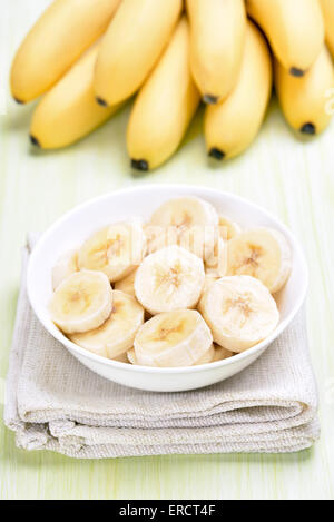 Bananenscheiben in Schüssel auf weiße Serviette Stockfoto