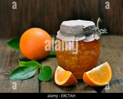 Selbstgemachte Orangenmarmelade in Glas auf Holztisch Stockfoto