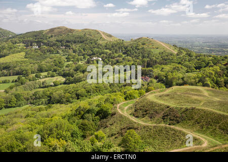 Frühling auf den Malvern Hills, Blick nach Norden in Richtung Worcestershire Beacon, vom britischen Lager, Worcestershire, England. UK Stockfoto