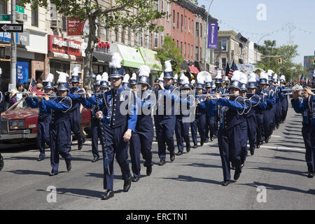 Fort Hamilton High School Marching Band marschiert & spielt auf der Memorial Day Parade in Bay Ridge, Brooklyn, NY. Stockfoto