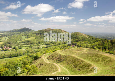 Frühling auf den Malvern Hills, Blick nach Norden in Richtung Worcestershire Beacon, vom britischen Lager, Worcestershire, England. UK Stockfoto