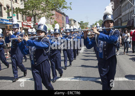 Fort Hamilton High School Marching Band marschiert & spielt auf der Memorial Day Parade in Bay Ridge, Brooklyn, NY. Stockfoto