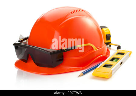 Arbeitshelm und Tools, die isoliert auf weißem Hintergrund Stockfoto