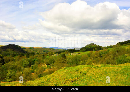 Kleinen Siedlung im ländlichen Gebiet im Hochland von Schottland, Großbritannien. Schönen bewölkten Himmel Stockfoto