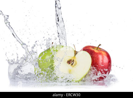 Orangen mit Wasser spritzt auf weißem Hintergrund Stockfoto