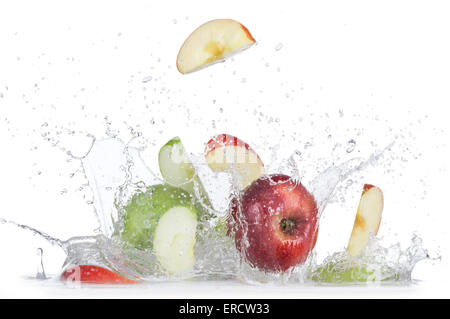 Orangen mit Wasser spritzt auf weißem Hintergrund Stockfoto