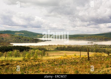 Blick über Loch Lomond, Schottland, vom West Highland Way unter dramatischen Wolkenhimmel Stockfoto