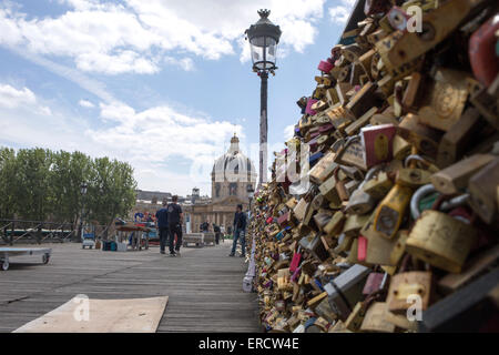 Paris, Frankreich. 1. Juni 2015. Tausende von Schlössern wurden von der berühmten Brücke Pont des Arts, die die Seine überquert, wo Paare ihre Namen auf Vorhängeschlösser eingeschrieben und sie an der Brücke gekettet, als Zeichen der Liebe entfernt. Bildnachweis: Rey T. Byhre/Alamy Live-Nachrichten Stockfoto