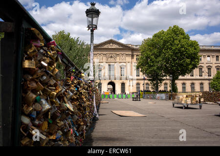 Paris, Frankreich. 1. Juni 2015. Tausende von Schlössern wurden von der berühmten Brücke Pont des Arts, die die Seine überquert, wo Paare ihre Namen auf Vorhängeschlösser eingeschrieben und sie an der Brücke gekettet, als Zeichen der Liebe entfernt. Bildnachweis: Rey T. Byhre/Alamy Live-Nachrichten Stockfoto