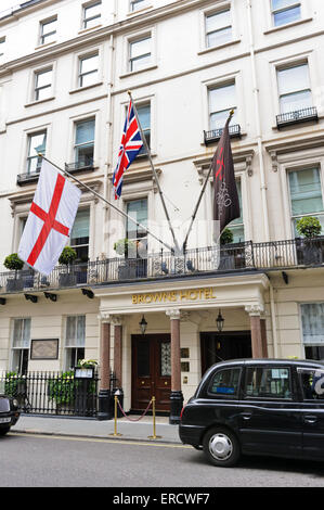 Das berühmte und klassische Browns Hotel in Mayfair, London, England, Vereinigtes Königreich. Stockfoto