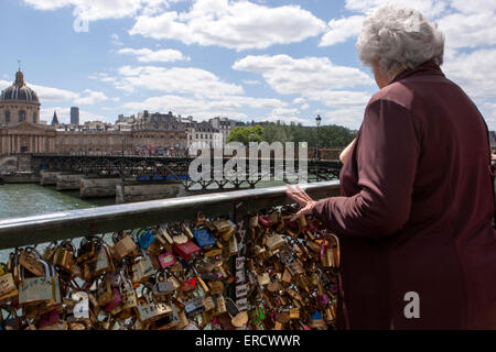 Paris, Frankreich. 1. Juni 2015. Tausende von Schlössern wurden von der berühmten Brücke Pont des Arts, die die Seine überquert, wo Paare ihre Namen auf Vorhängeschlösser eingeschrieben und sie an der Brücke gekettet, als Zeichen der Liebe entfernt. Bildnachweis: Rey T. Byhre/Alamy Live-Nachrichten Stockfoto