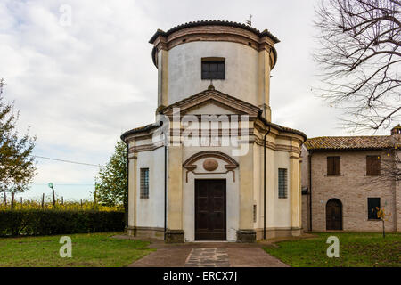 Fassade von einer XVIII Jahrhundert Oratorium, barocke Kirche widmet sich ein Bild der Madonna von Loreto in dem Dorf Passogatto in der Nähe von Ravenna in der Landschaft der Emilia Romagna in Norditalien Stockfoto