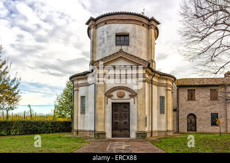 Fassade von einer XVIII Jahrhundert Oratorium, barocke Kirche widmet sich ein Bild der Madonna von Loreto in dem Dorf Passogatto in der Nähe von Ravenna in der Landschaft der Emilia Romagna in Norditalien Stockfoto