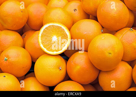 Reifer Orangen zum Verkauf auf einem Markt Stockfoto