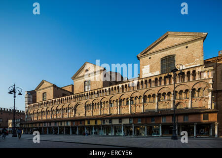 Geschäfte an der Seite von Ferrara Kathedrale Basilica Cattedrale di San Giorgio, Ferrara, Italien Stockfoto