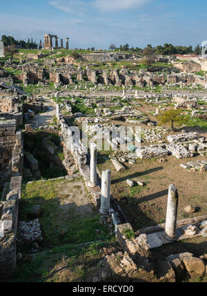 Blick über den Ort der antike Korinth mit dem 5. Jh. BC Tempel des Apollo im Hintergrund antike Korinth, Peloponnes Stockfoto