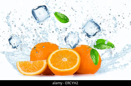 Orangen mit Wasser spritzt auf weißem Hintergrund Stockfoto