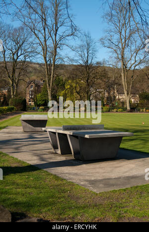 Dokumentarische Bild von Matlock und Matlock Bath in Derbyshire outdoor Tischtennisplatte in Hall Leys Park zeigen. Stockfoto