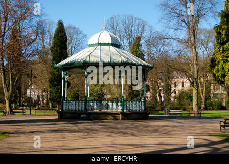 Dokumentarisches Bild von Matlock in Derbyshire zeigt die Band Stand in Halle Leys Park gebadet in der Frühlingssonne Stockfoto