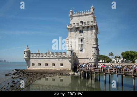 Massen von Touristen, die Schlange, um die Torre de Belem eingeben. Stockfoto