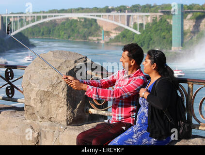 Eine indische Paare nehmen eine Selfie an den Niagarafällen. Stockfoto