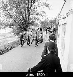 Die Beatles film Szenen für den neuen Film "Hilfe!" in der Nähe der Stadt Barge Strang-on-the-Green, Chiswick, London, Samstag, 24. April 1965. Gejagt von Schlägern gekleidet als schottischer Dudelsackspieler.  George Harrison, John Lennon, Paul McCartney, Ringo Starr. Stockfoto