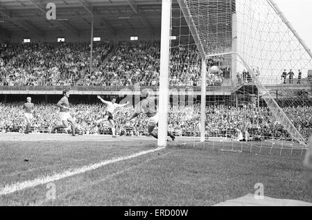 Watney Cup-Finale auf dem Baseball Ground. Derby County 4 V Manchester United 1. Roy McFarland Rasseln nach Hause Derby erste Tor nach Dave Mackay Freistoß einen Post getroffen hatte.  9. August 1970. Stockfoto